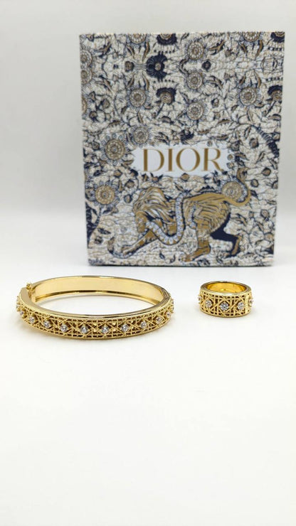 Dior 
*Master Quality* 
*Bracelet & Ring*
170 dhs✅ with Normal Box 🎁
190 dhs✅ with Good Box 🎁

Zain210
♥️♥️♥️