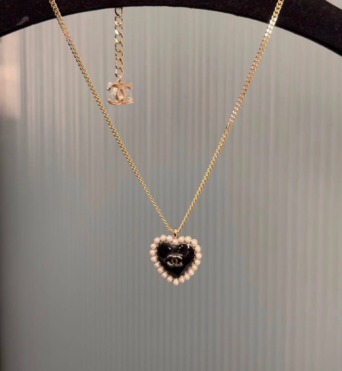 CHANEL 
Necklace 😍
Earring 🦋
Master quality 💯
With normal boxes 🗃️ 
90 dhs🇦🇪🇦🇪

With master box 📦 
105 dhs🇦🇪🇦🇪

Zain216
♥️♥️♥️