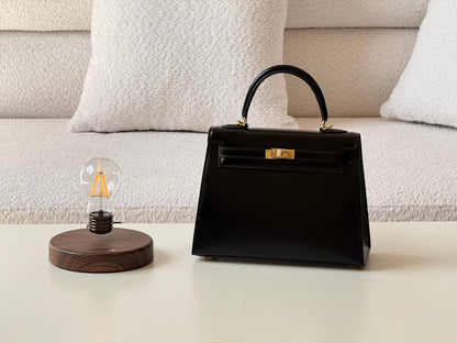 Hermes
kelly 25 cm💥Master quality ✅with box📦
420 dhs✅

Zain51
♥️♥️♥️