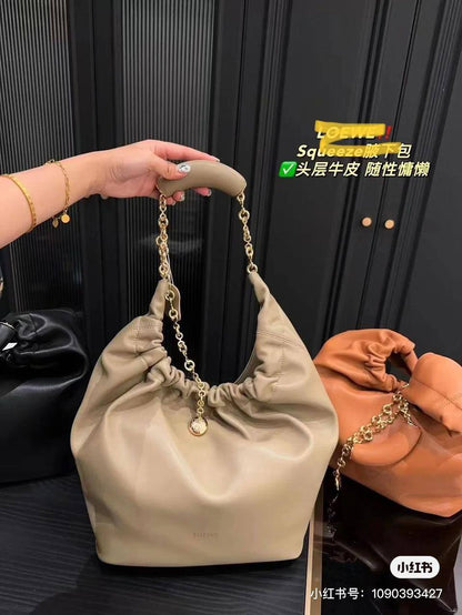 Loewe 💕💕 Master
Available colors🥰 
340 dhs❣️

Zain228
♥️♥️♥️