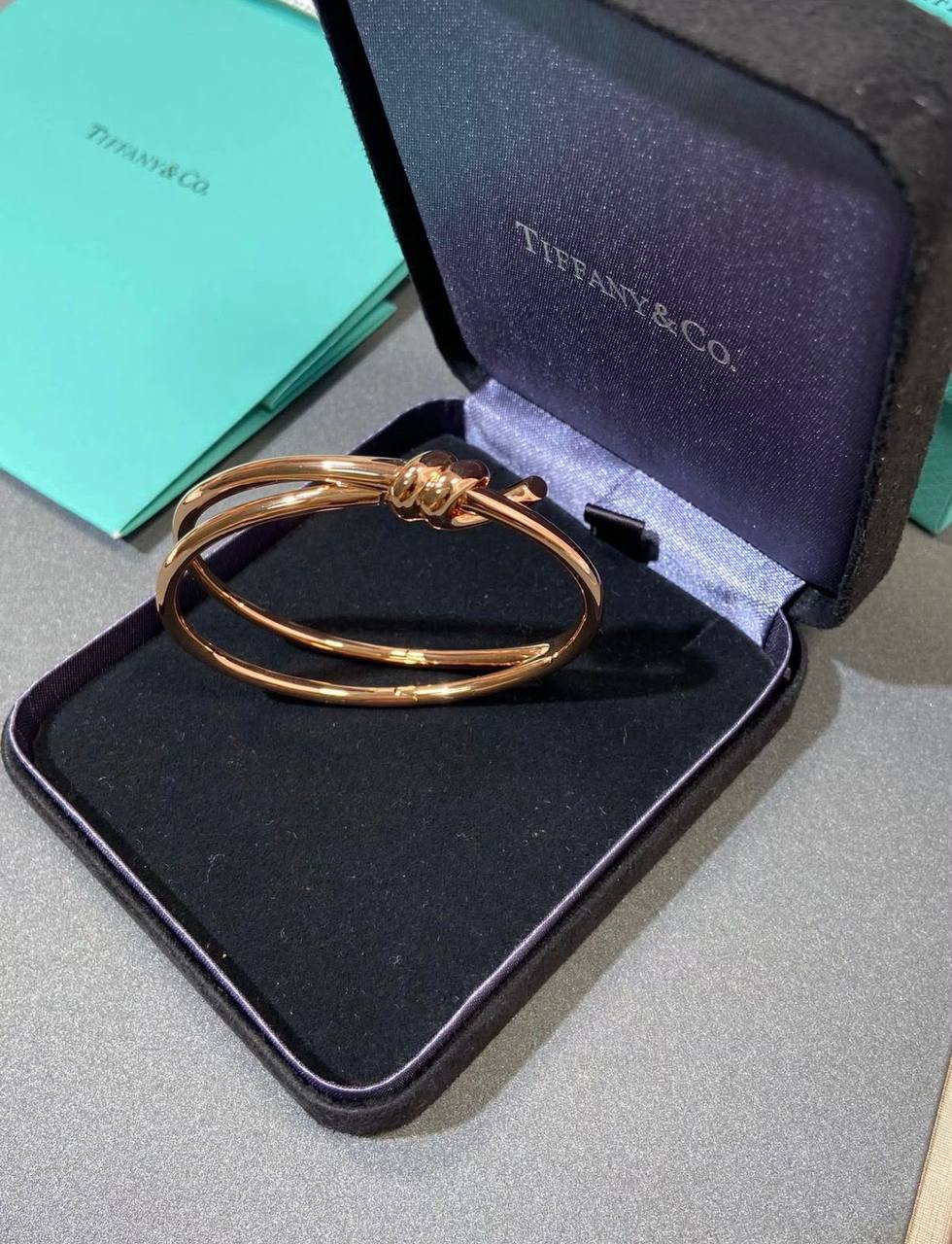 *Tiffany 💥*
Bangle 🍁
Master quality 🐦‍🔥
With normal boxes 📦 
60 dhs

With master box 🗃️ 
100 dhs 

Zain216
♥️♥️♥️