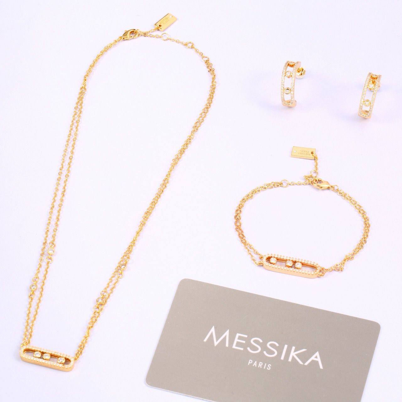 Messika ❤️‍🔥*
Necklace ✨
Earring 🐦‍🔥
Bracelet 🦋
Master quality 💯
With normal boxes 🗃️ 
130 dhs💛
With master box 📦 
170 dhs💛

Zain216
♥️♥️♥️