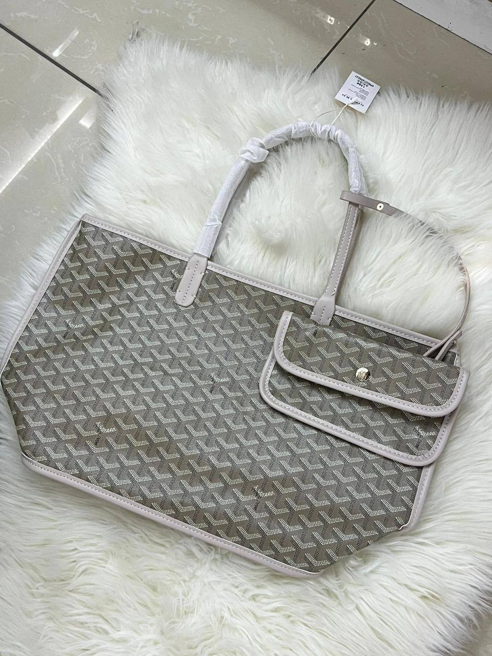 GOYARD 
GOOD QUALITY 
WITH BOX 
🎁🎁🎁

90 dhs🪙💕

Zain250
♥️♥️♥️