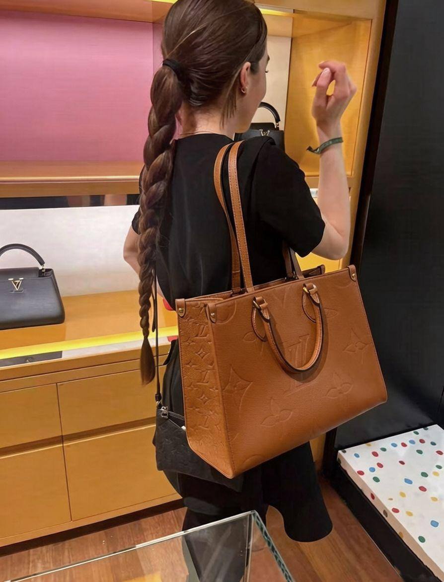 LV
ONTHEGO GOOD QUALITY MEDUIM SIZE NEW CAME 
100 dhs🇦🇪🇦🇪

Zain295
♥️♥️♥️