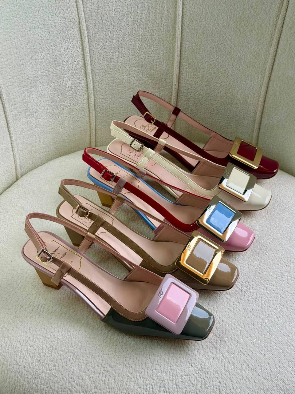 Roger Vivier 
Super *AAA* *+* Quality 💯 
With original packing🎁🎁
SIZE:36and42
Available now
450 dhs🇦🇪🇦🇪

Zain309
♥️♥️♥️