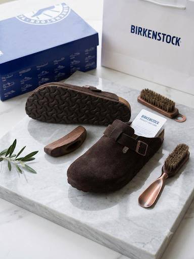 NEW CAME
BIRKENSTOCK 
LEATHER SLIPPER 
150 DHS✅
Size 40 to 45

Zain40
♥️♥️♥️