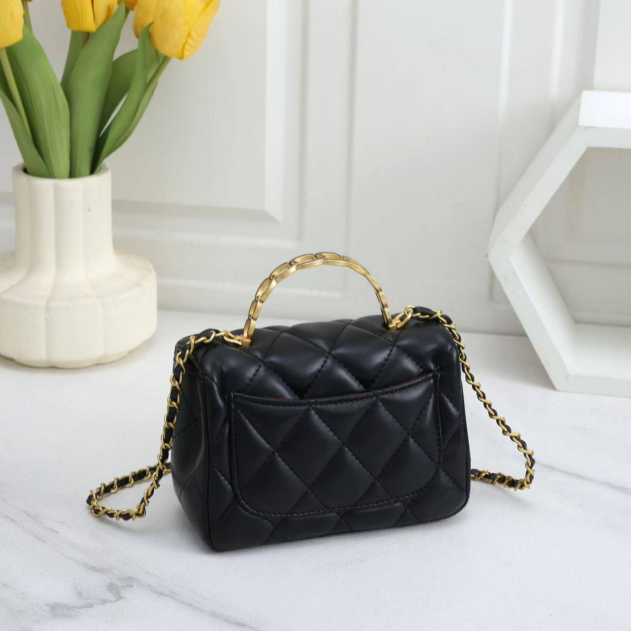 💗 Chanel 24P
1️⃣ First quality +🎁
Size : 22 * 16 * 7 cm
80 dhs✅
with box 🎁

Zain115