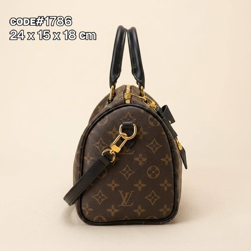 LV
sᴘᴇᴇᴅʏ ᴍᴏɴᴏɢʀᴀᴍ
ᴅɪsᴛɪɴᴄᴛɪᴠᴇ ᴅᴇᴄᴏʀᴀᴛɪᴠᴇ
ʙᴏᴡ ᴄʜᴀʀᴍ ᴀᴛᴛᴀᴄʜᴇᴅ
ᴡɪᴛʜ ʟᴏɴɢ & sʜᴏʀᴛ sᴛʀᴀᴘ
ɢᴏʟᴅ ʜᴀʀᴅᴡᴀʀᴇ
sɪᴢᴇ : 24 cm

75 dhs🇦🇪🇦🇪

Zain31
♥️♥️♥️