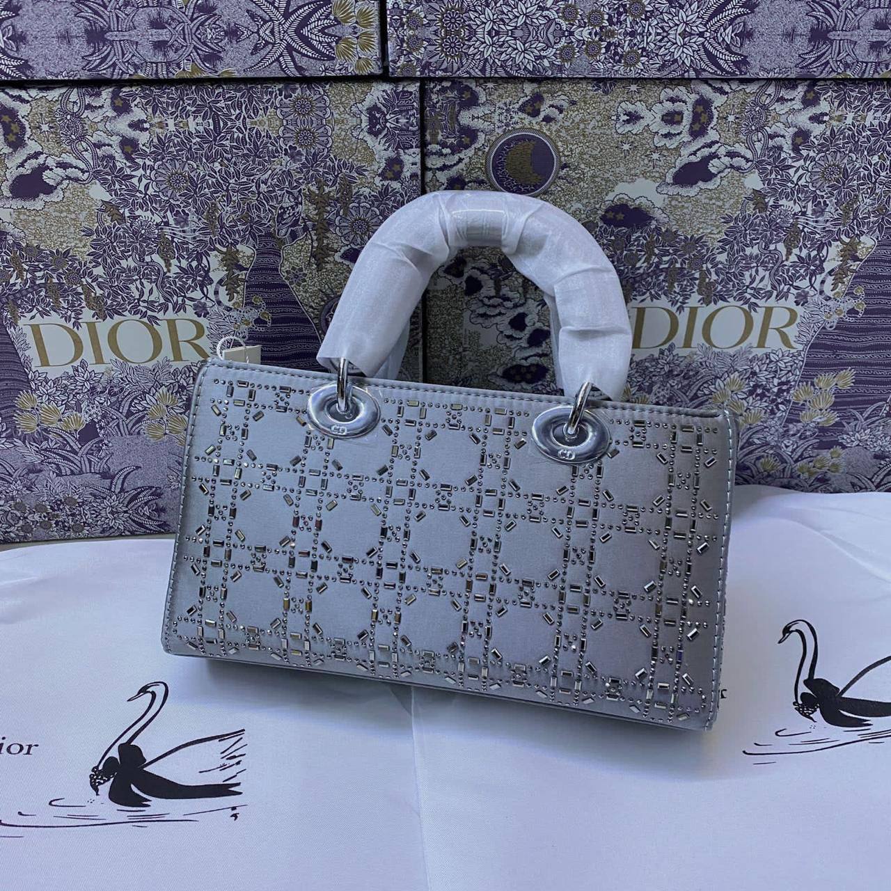 DIOR 

95 dhs💓

with box
🎁🎁🎁

Zain90
♥️♥️♥️