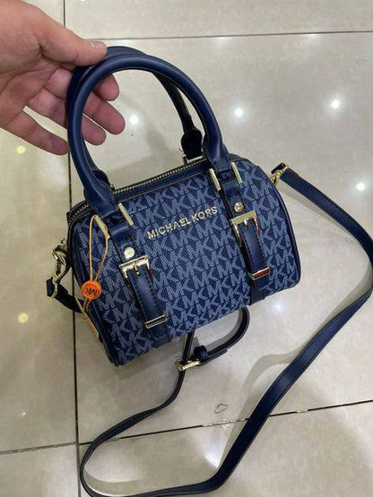 MK

Good quality 
Size:19*cm
100 dhs🇦🇪🇦🇪🇦🇪

With box 📦

Zain70
♥️♥️♥️