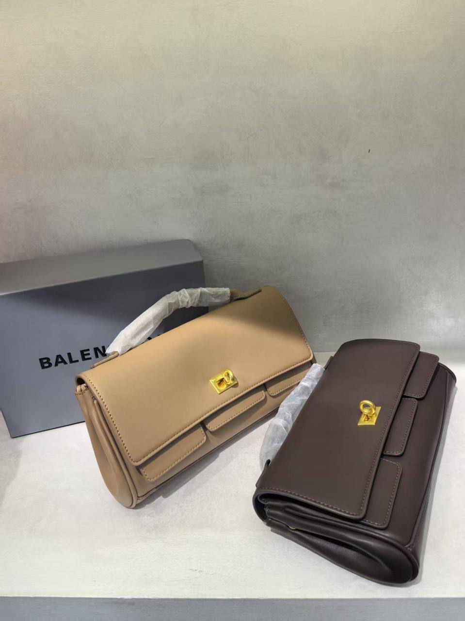 Balennciaga  
120 dhs✅
Size 28cm

Zain161
♥️♥️♥️