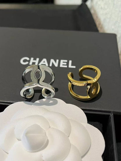 CHANEL ❤️‍🔥*
Ring 💍 
Free size 
Master quality 💯
With normal boxes 🗃️ 
45 dhs✅
With master box 📦 
60 dhs✅

Zain216
♥️♥️♥️