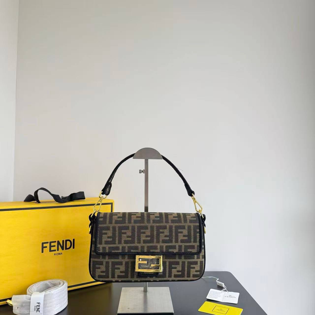 Fendi
high quality 

130 dhs🪙🖤

Withbox
🎁🎁🎁

Zain143
♥️♥️♥️
