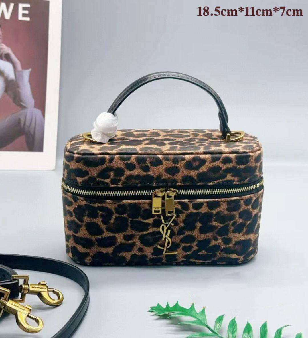 YSL 
COPY ONE 

WITH BOX 🎁🎁🎁

130 dhs✅

Zain39
♥️♥️♥️