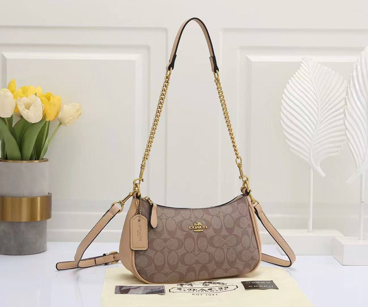 Coach

High quality 

With box 
🎁🎁🎁

85 dhs🇦🇪

Zain136
♥️♥️♥️