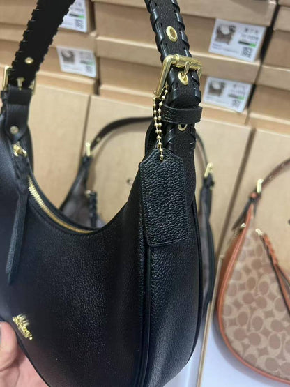 Coach
95 dhs🪙🖤
Size: 27 cm 

Zain35
♥️♥️♥️