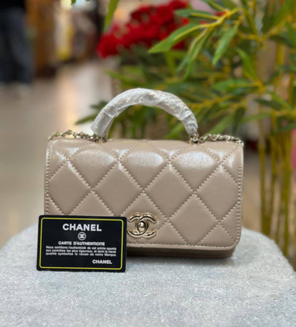 Chanel
Good quality 
with box 
🎁🎁🎁

95 dhs💓

Zain186