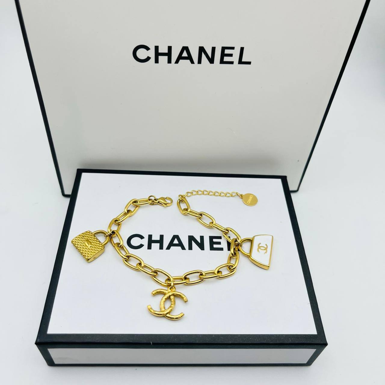 New arrival branded Stainless steel with 18k gold plated bracelet 
20 dhs✅ / pc without box 🎁

50 dhs✅pc with branded box 🎁and paperbag

Zain243
♥️♥️♥️