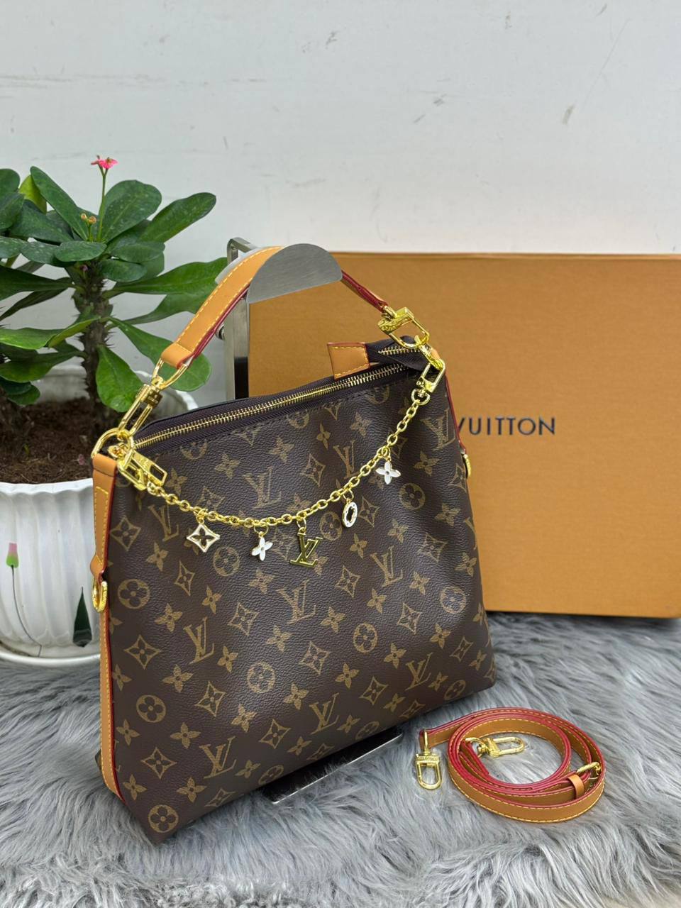LV
SIZE………. 28CM
95 dhs✅

with BOX
🎁🎁🎁

Zain51
♥️♥️♥️