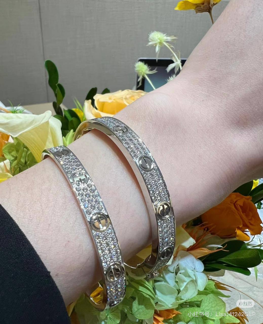 Cartier ❤️‍🔥*
Bangle 🐦‍🔥
Available size 👇
16,17,18,19
Master quality 💯
With normal boxes 🗃️ 
85 dhs✅
With master box 📦 
130 dhs✅

Zain216
♥️♥️♥️