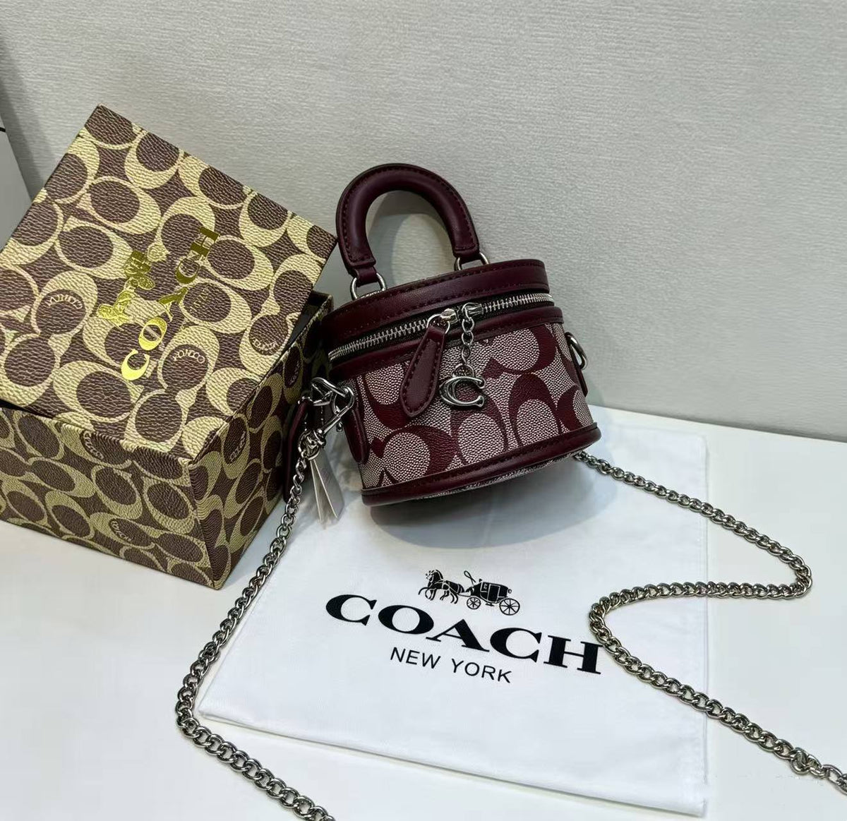 Coach 
90 dhs🇦🇪🇦🇪

with box
size 12×8×9cm

Zain42
♥️♥️♥️