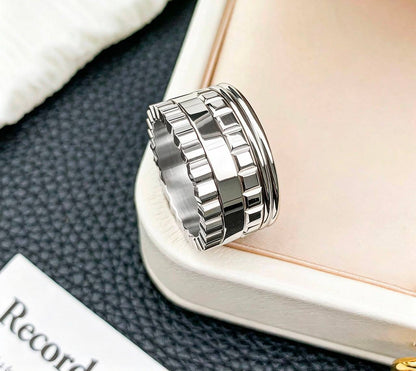 BOUCHERON 😍
Ring 💍 available size👇
6,7,8,9
Master quality 💯
With normal boxes 📦 
45 dhs🇦🇪🇦🇪

With master box
125 dhs🇦🇪🇦🇪

Zain216
♥️♥️♥️