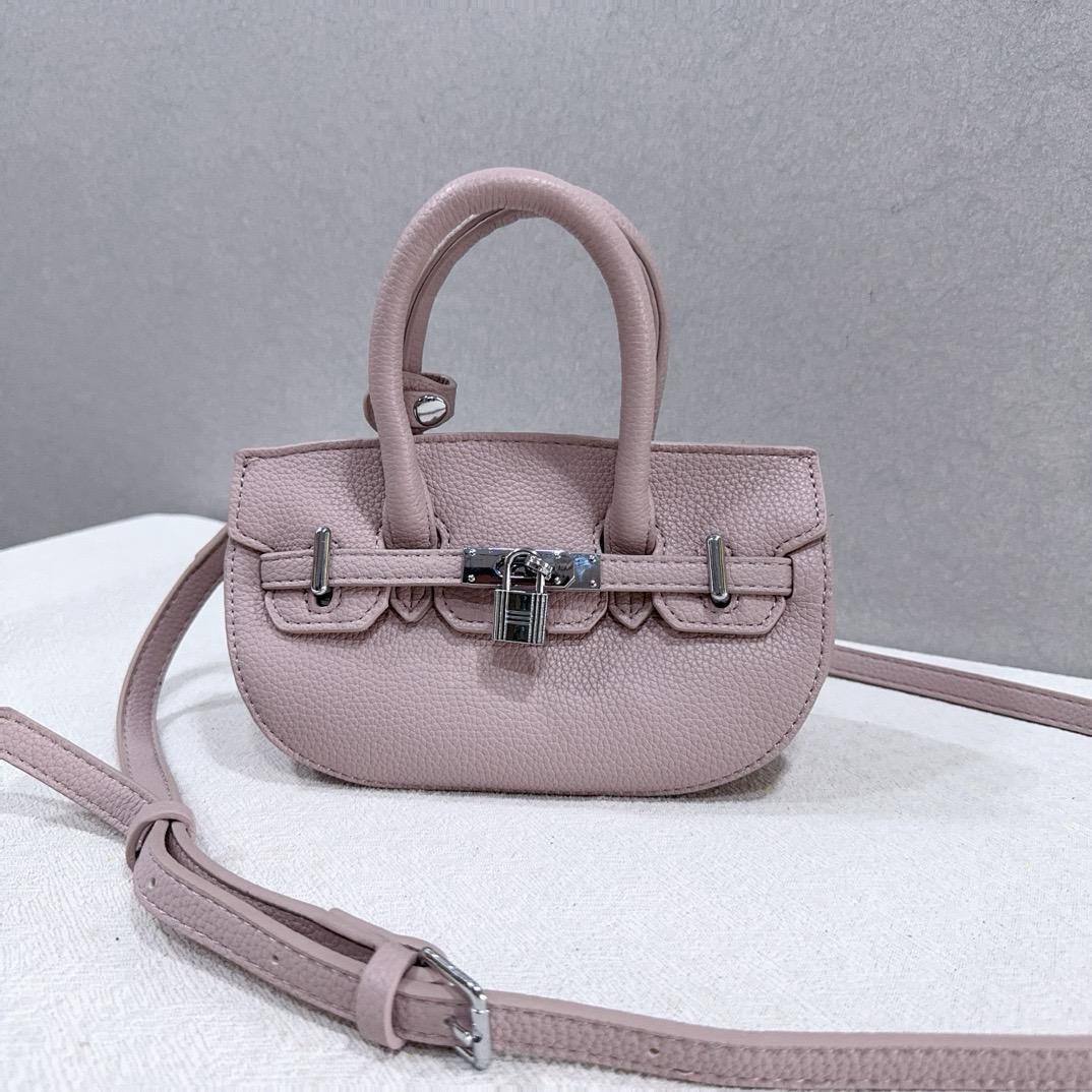 Hermes

22*12*7cm
70 dhs🇦🇪🇦🇪

Zain17
♥️♥️♥️