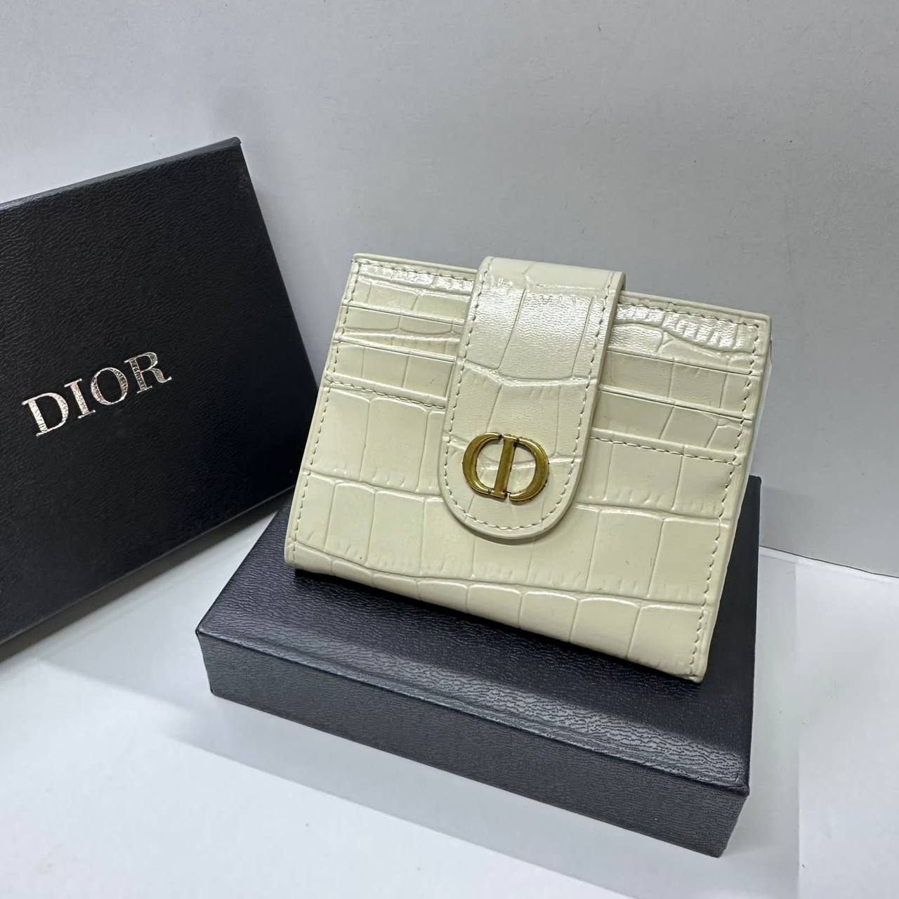 Wallet & Cardholder
 copy one 
with box 
🎁🎁🎁

55 dhs✅
leather 

Zain39
♥️♥️♥️