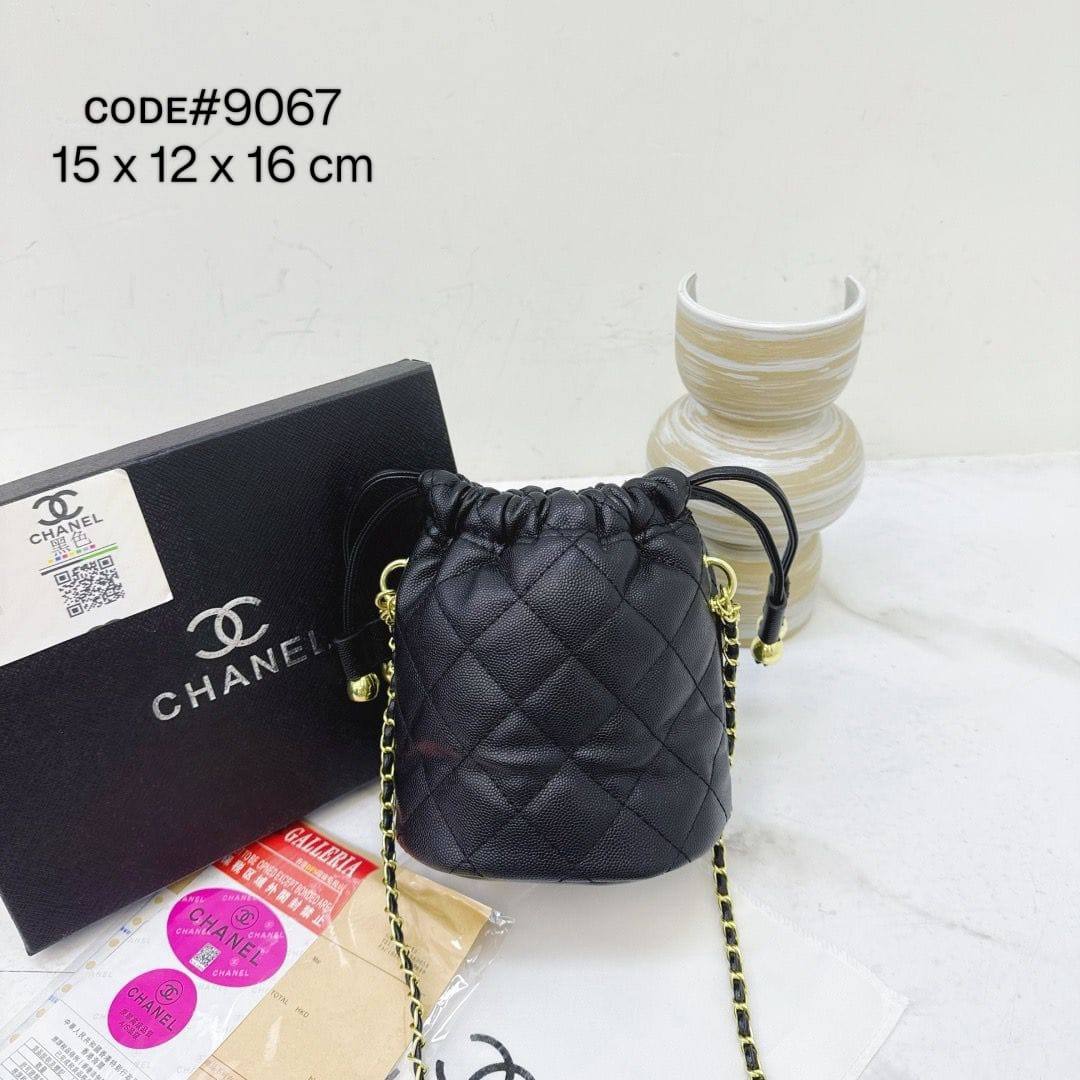 CHANEL ᴍɪɴɪ ᴅʀᴀᴡsᴛʀɪɴɢ
ʙᴜᴄᴋᴇᴛ ʙᴀɢ ʙʟᴀᴄᴋ
ǫᴜɪʟᴛᴇᴅ ᴄᴀᴠɪᴀʀ ʟᴇᴀᴛʜᴇʀ
ᴡɪᴛʜ ɢᴏʟᴅ ᴛᴏɴᴇ ʜᴀʀᴅᴡᴀʀᴇ
ʜᴀs ᴀ ᴄʜᴀɪɴ ʙᴇʟᴛ sᴛʀᴀᴏ
sɪᴢᴇ : 15 cm

ᴡɪᴛʜ BOX
🎁🎁🎁

65 dhs✅

Zain31
♥️♥️♥️