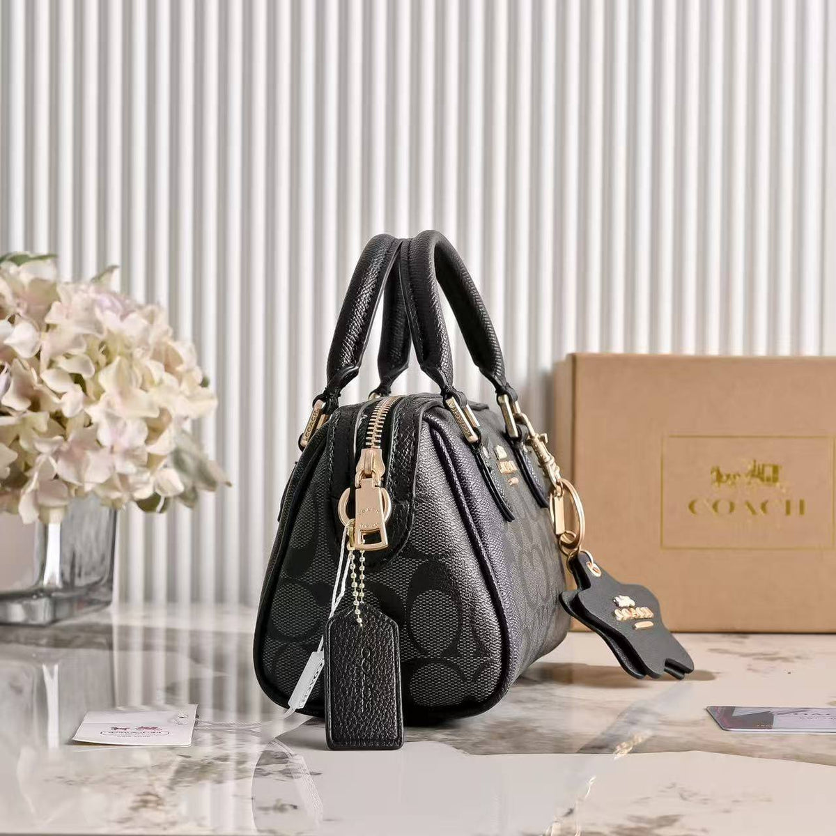 Coach 
100 dhs🇦🇪🇦🇪

with box
size 18×10×13cm

Zain42
♥️♥️♥️