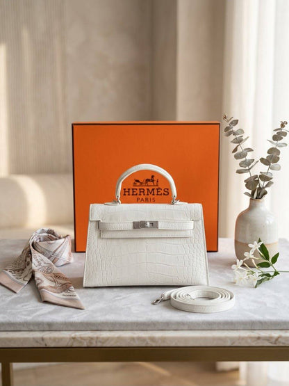 Hermes

95 dhs🇦🇪🇦🇪

With box
22 cm

Zain219
♥️♥️♥️