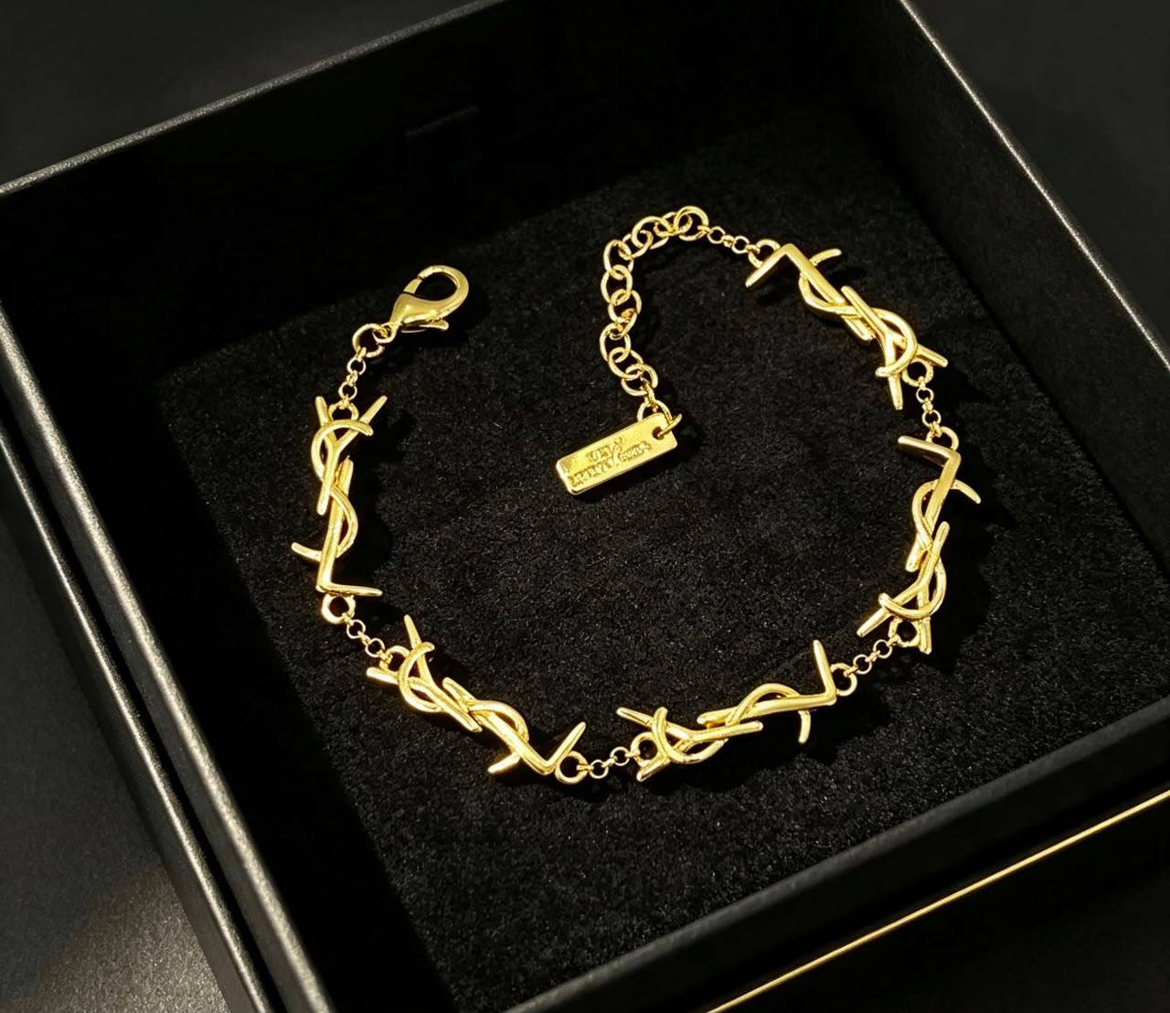 YSL 
Necklace🦋
Earring✨
Bracelet 🍁
Master quality 💯
With normal boxes 🗃️ 
140 dhs🇦🇪🇦🇪

Zain216
♥️♥️♥️