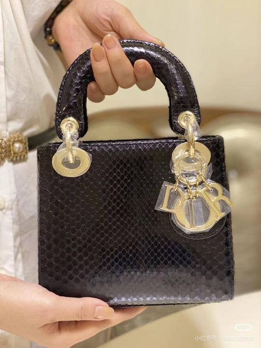 Dior❤️
Size   20cm  

withbox  
🎁🎁🎁

130 dhs🪙🖤
high quality

Zain04
♥️♥️♥️