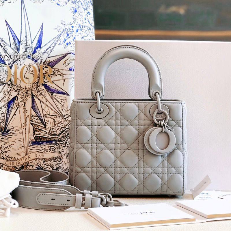 LADY DIOR 
  BIG SIZE 
GOOD QUALITY 
WITH BOX
120 dhs✅
SIZE: 24cm

Zain295
♥️♥️♥️