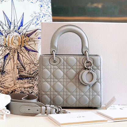 LADY DIOR 
  BIG SIZE 
GOOD QUALITY 
WITH BOX
120 dhs✅
SIZE: 24cm

Zain295
♥️♥️♥️