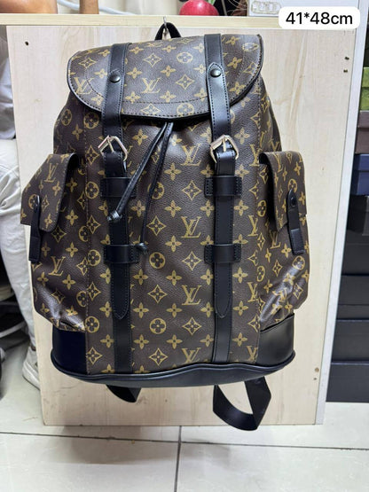 🎒 LV 
Christophet backpack 
 Good quality 

Size : 41 * 48 * 13 cm
85 dhs🇦🇪🇦🇪🇦🇪

Zain115
♥️♥️♥️
