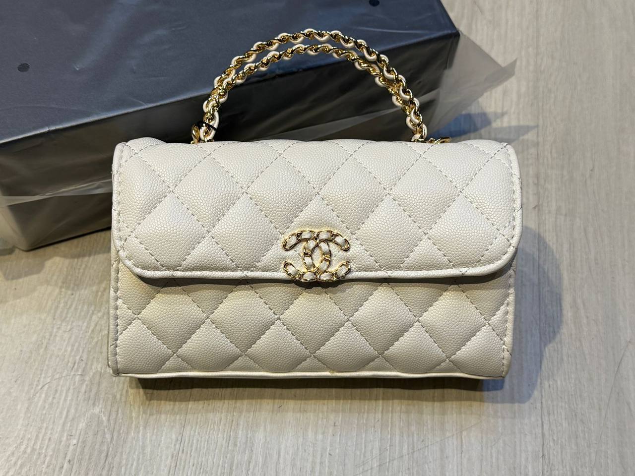CHANEL

19cm

95 dhs🪙

with  Box
🎁🎁🎁

Zain44
♥️♥️♥️