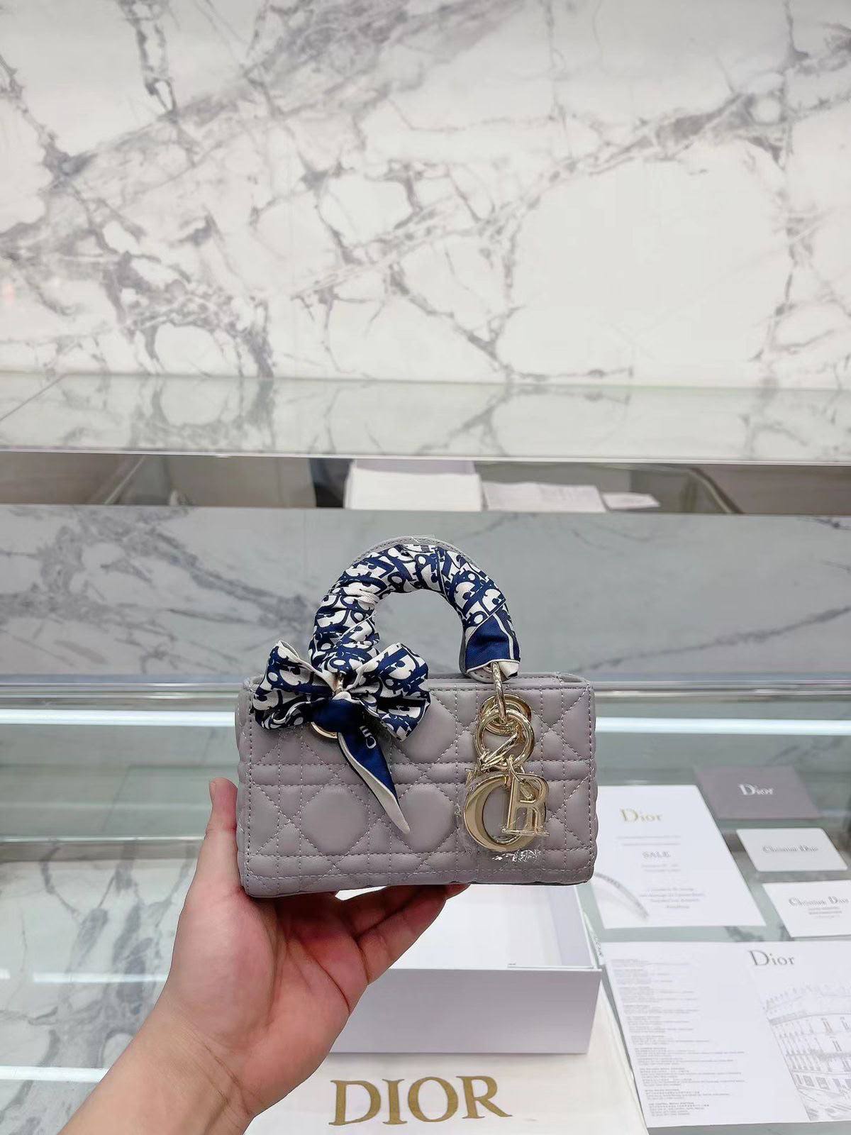 Dior DJoy Bag 

17Cm 

With Box
265 dhs🇦🇪🇦🇪🇦🇪

Zain131
♥️♥️♥️
