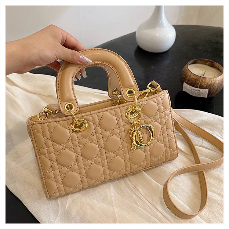 DIOR
Best quality with box
110 dhs✅
size 26CM

Zain290
♥️♥️♥️