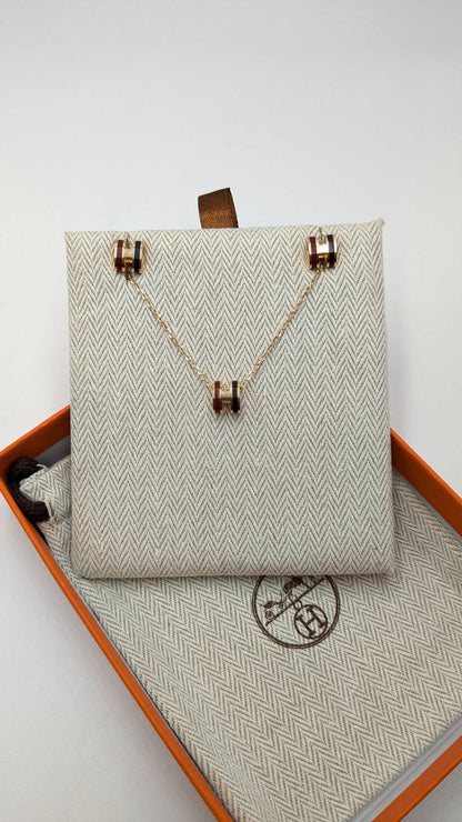 Hermes
*Master Quality* 
*Necklace & Earrings*
130 dhs🇦🇪🇦🇪 with Normal Box 🎁
170 dhs🇦🇪🇦🇪 with Good Box 🎁
190 dhs🇦🇪🇦🇪 with Master Box 🎁

Zain210
♥️♥️♥️