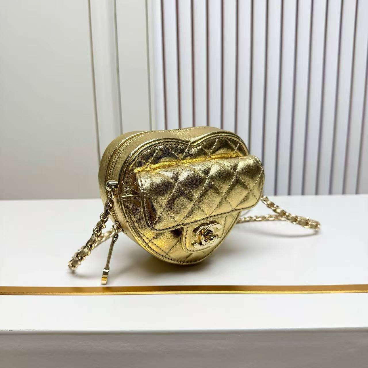 Chanel
Master🌺🌺
270 dhs💛

Zain141
♥️♥️♥️