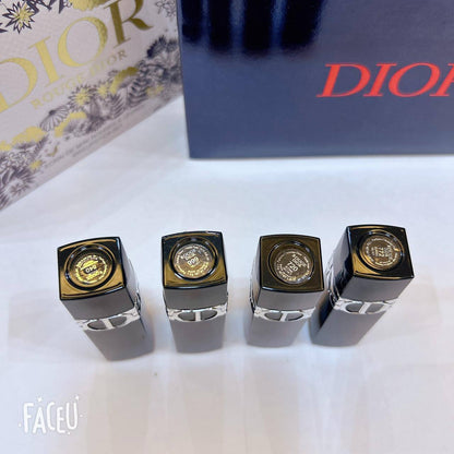 Dior Set
With paper bag 
55 dhs🪙💕

Zain17
♥️♥️♥️
