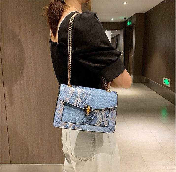 Bvlgari design

Good quality

Size : 22 * 15 * 8 cm

80 dhs🪙

Zain115
♥️♥️♥️