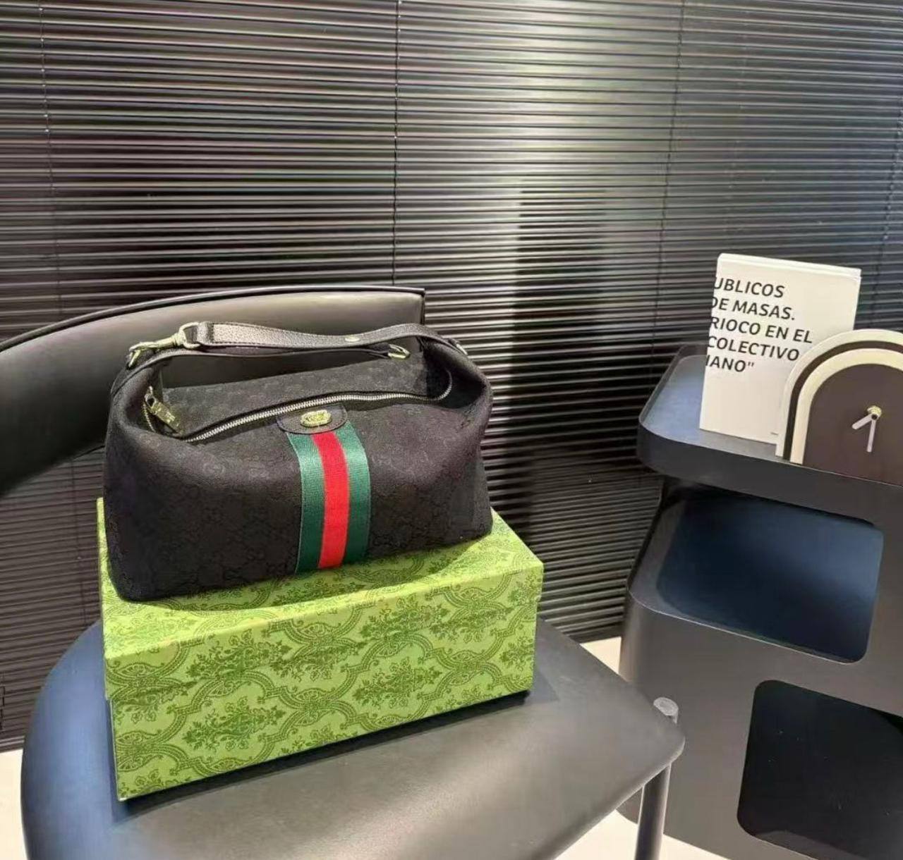 GUCCI 
COPY ONE 
SPECIAL OFFER WITH BOX 
140 dhs💓
SIZE : 30cm

Zain17
♥️♥️♥️