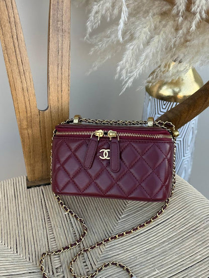 CHANEL
12cm
320 dhs✅
17cm
340 dhs✅
Top quality 
With box🎁

Zain167
♥️♥️♥️