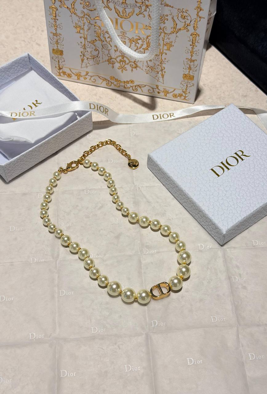 *DIOR*  🤍

🆕🎉🥳🎊🆕
* Dior CD Pearl Necklace , Earings & Braclet 
* full Set Gold-Finish Metal

* ⁠↗️ *Super Master Quality ®️*
For Price 👇 WTSP Text Zain 0568585901

Zain106
♥️♥️♥️