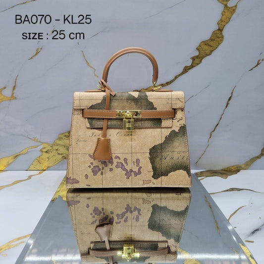 Hermes KELLY
ᴏɴʟʏ ᴏɴᴇ ʙᴇʟᴛ sᴛʀᴀᴘ
ɢᴏʟᴅ ʜᴀʀᴅᴡᴀʀᴇ
sɪᴢᴇ : 25 cm

95 dhs🪙🖤

Zain31
♥️♥️♥️