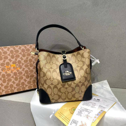 Coach
22.5*21.5*13.5 cm

90 dhs🪙🌨️

with box
🎁🎁🎁

Zain17
♥️♥️♥️