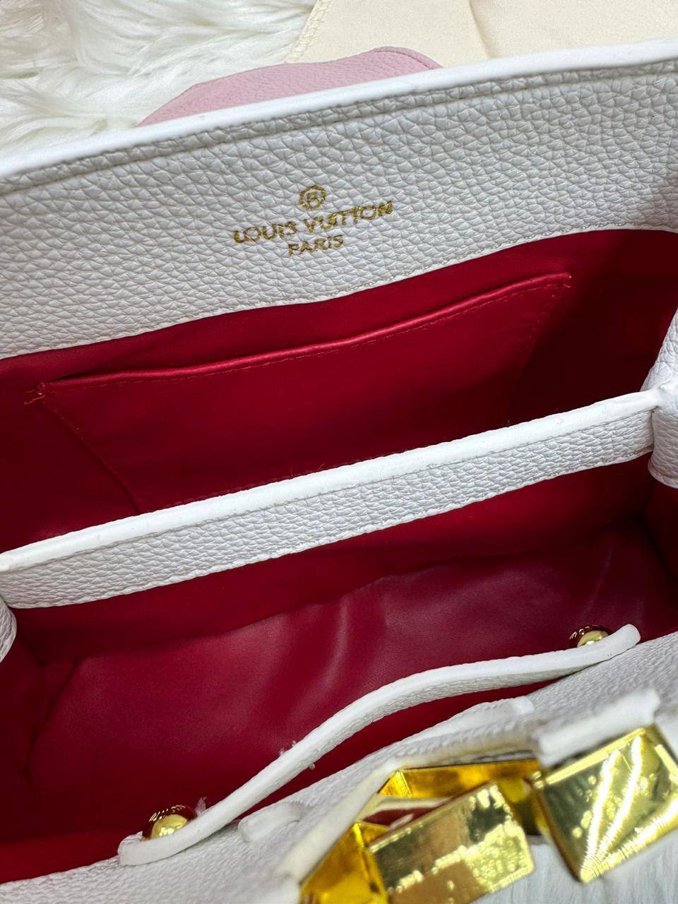 💎 LV Capitalcines
1️⃣ First quality +🎁
Size : 21 * 15 cm
90 dhs🪙🌨️
with box🎁

Zain115
♥️♥️♥️