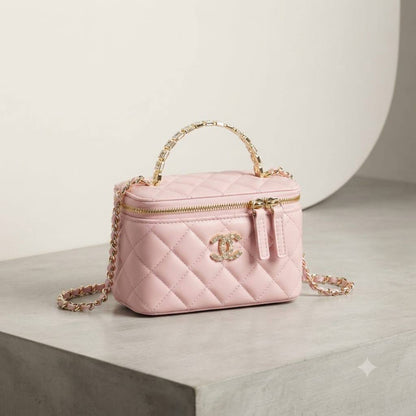 CHANEL Top Handle
Vanity Diamond design
Lambskin Leather Material
With Mirror inside
With BOX
Size : 18 cm

110 dhs✅

Zain239
♥️♥️♥️